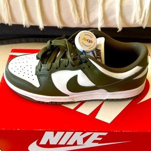 Nike Dunks white & olive green - never worn. Size 6.5